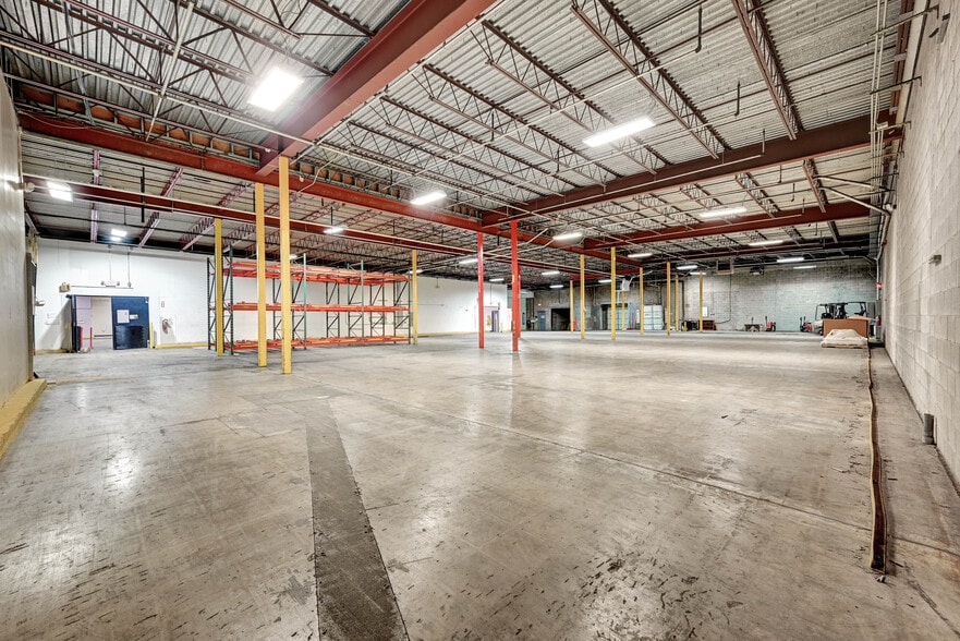 More Photos Of 100 Chamber Plz, Charleroi Supermarket For Lease