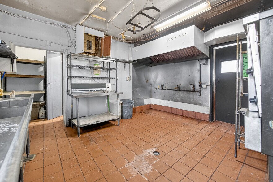 More Photos Of 277 Queen St S, Mississauga Storefront Retail Residential For Lease