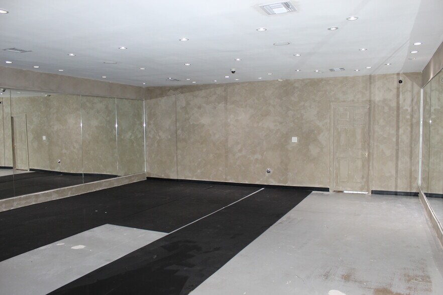 More Photos Of 840 S Robertson Blvd, Los Angeles Storefront Retail Office For Lease