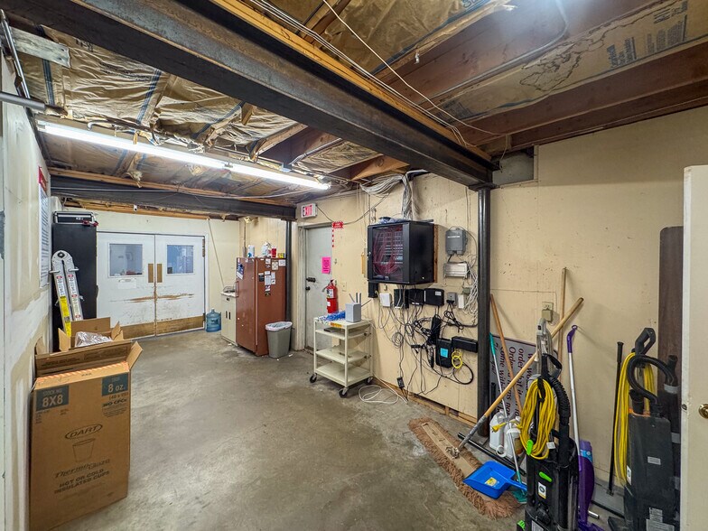 More Photos Of 601 9th St S, Great Falls Showroom For Sale