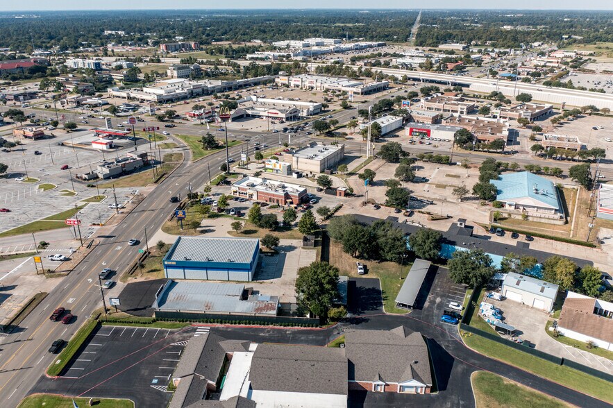 More Photos Of 1404 W Main St, Tomball General Retail For Sale