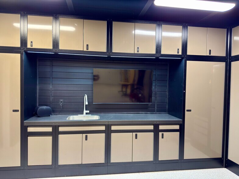 More Photos Of 7800 E Greenway RD. Unit A105, Scottsdale Warehouse For Sale