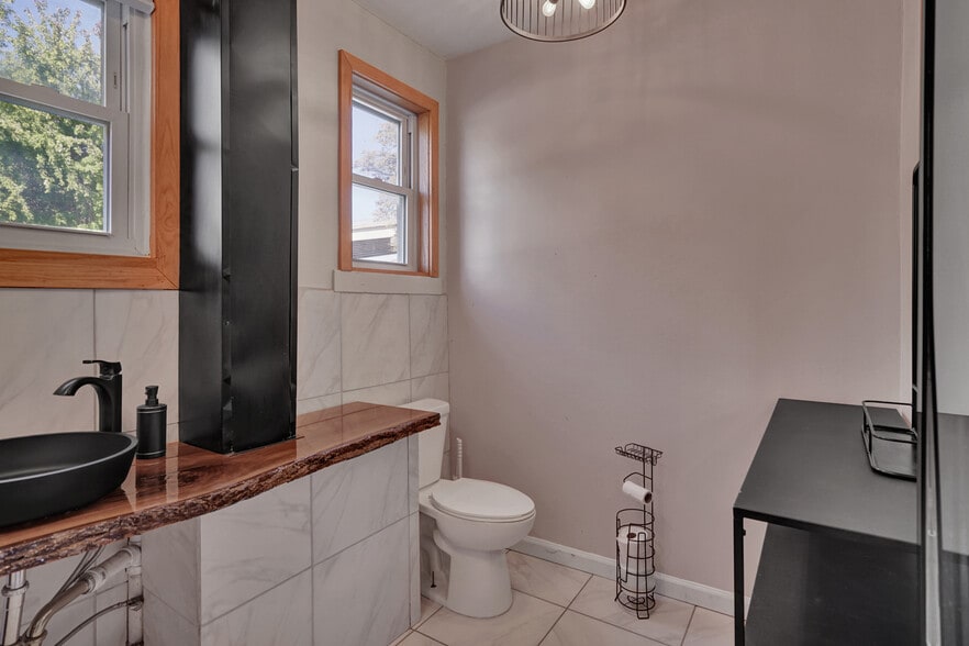 More Photos Of 1026 State St, Port Huron Freestanding For Sale