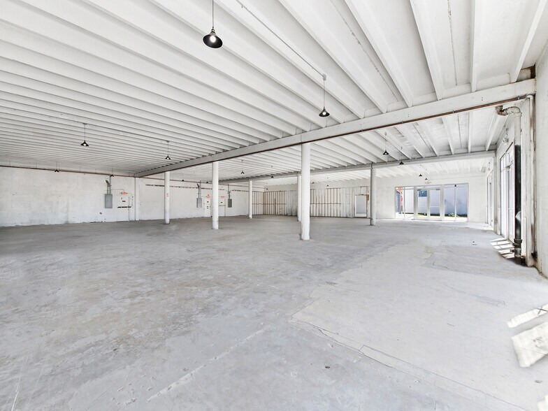 More Photos Of 410-470 NE 1st Ave, Hallandale Restaurant For Lease
