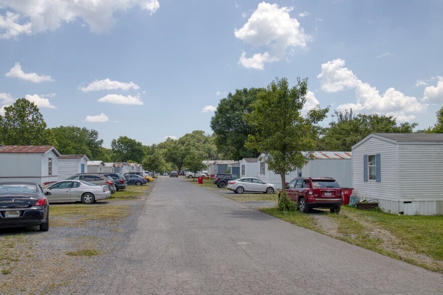 More Photos Of English Walnut Lane, Springfield Manufactured Housing Mobile Home Park For Sale