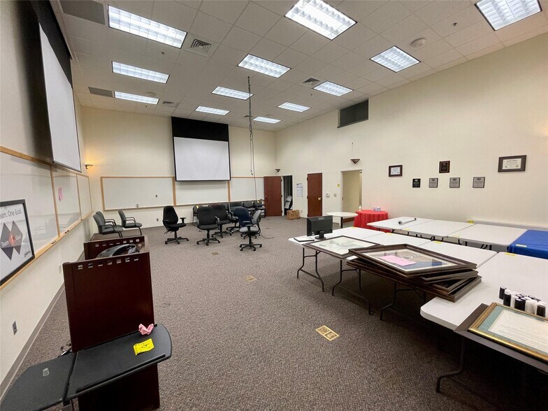 More Photos Of 901 S 1st St, Abilene Office For Lease