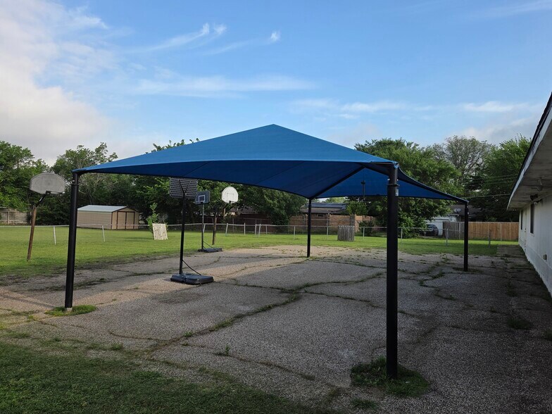 More Photos Of 1339 N Masters Dr, Dallas General Retail For Sale