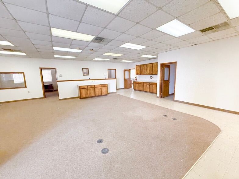 More Photos Of 1901 Carter St, Pampa Office For Sale