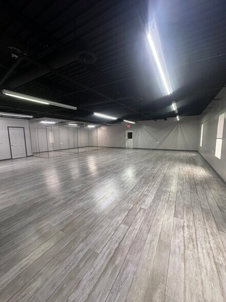 More Photos Of 2468-2470 Industrial Row Dr, Troy Warehouse For Lease