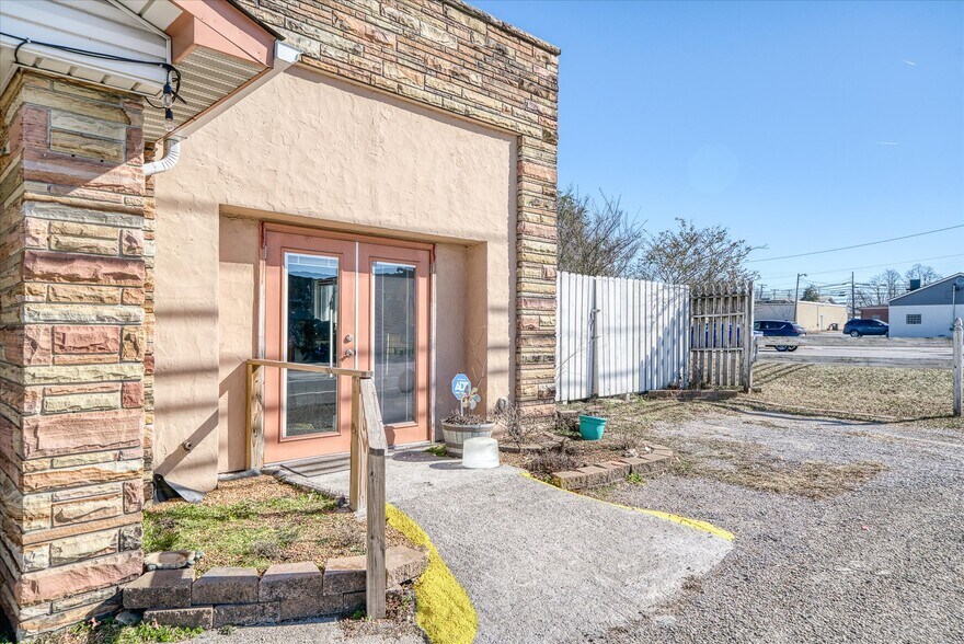More Photos Of 142 West Ave, Crossville Medical For Sale