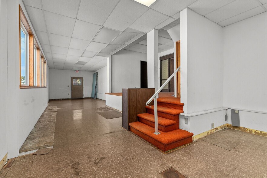 More Photos Of 754 N Main St, Oshkosh General Retail For Sale