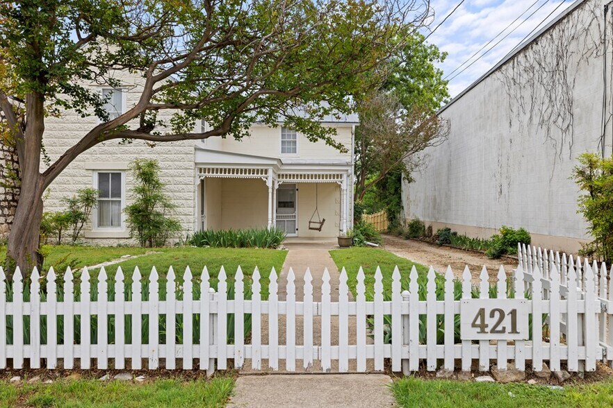 More Photos Of 421 W Main St, Fredericksburg Office Residential For Lease