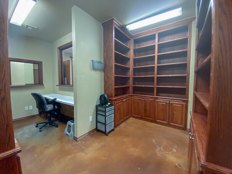 More Photos Of 2400 Palmer Cir, Norman Medical For Lease