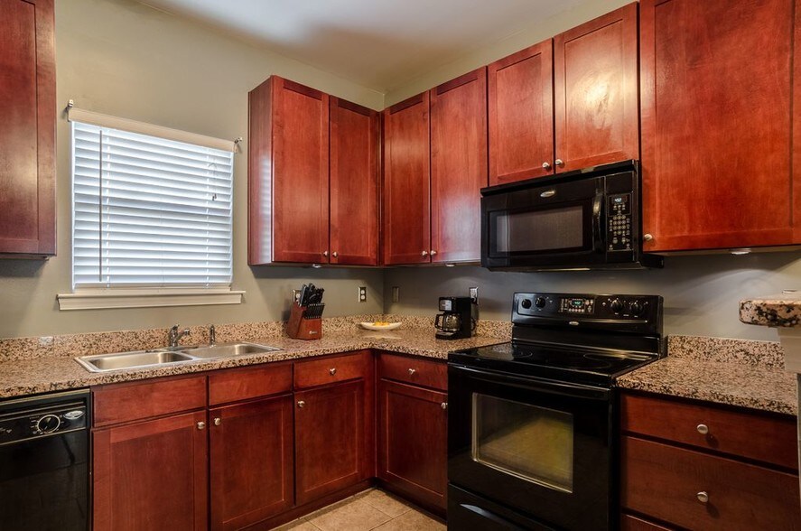 More Photos Of 100-104 Thornton Ct, Greensboro Apartments For Sale