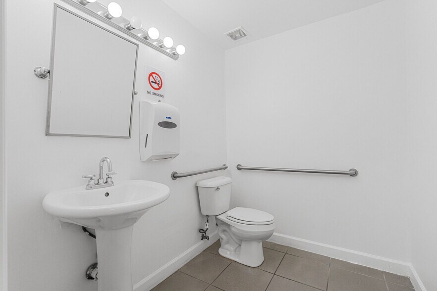 More Photos Of 6330 Manor Ln, South Miami Office For Lease