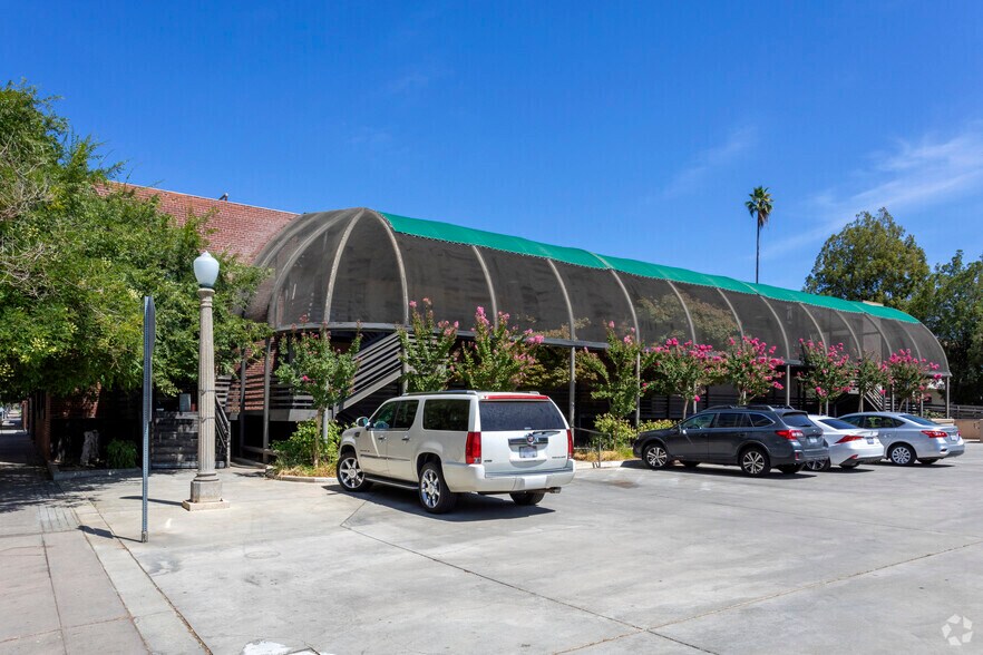 More Photos Of 907-911 Santa Fe Ave, Fresno Flex For Sale