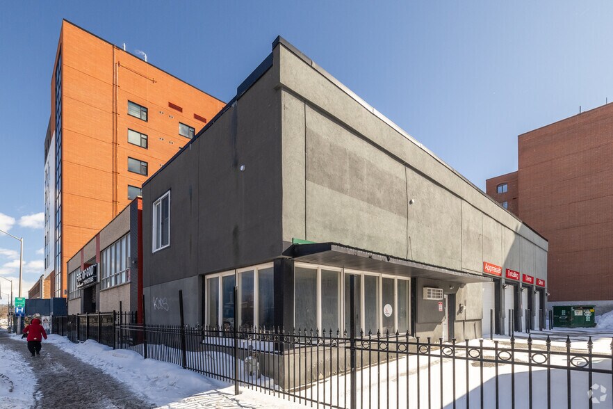 Primary Photo Of 305 Cumberland St, Ottawa Auto Repair For Sale