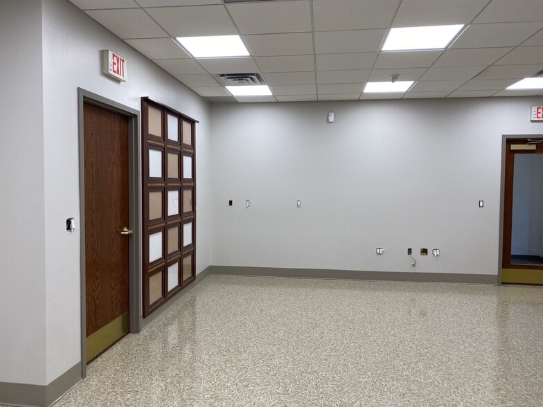 More Photos Of 2212 Noblestown Rd, Pittsburgh Storefront Retail Office For Lease