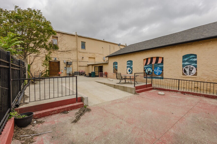 More Photos Of 830 N Kansas Ave, Topeka Bar For Sale