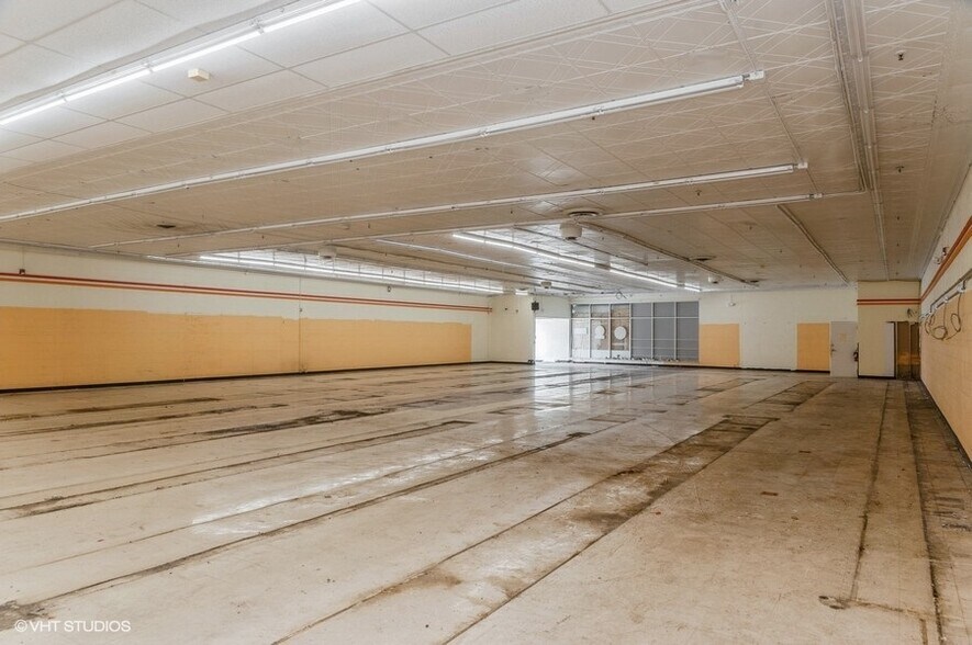 More Photos Of 610 S Genesee St, Waukegan Convenience Store For Sale