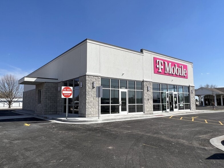 Primary Photo Of 2530 Grand Ave, Carthage General Retail For Sale