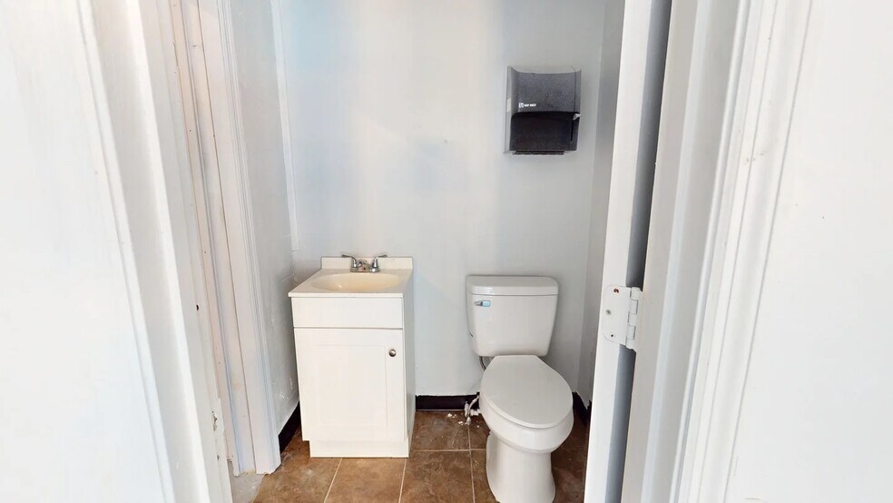 More Photos Of 3851 Harrington st, Oak Park Light Distribution For Sale