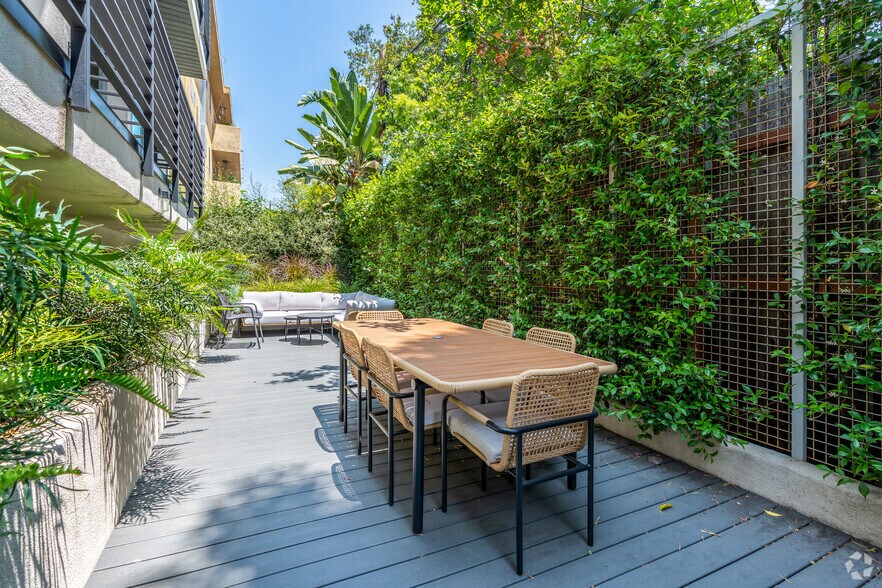 More Photos Of 2000 N Beachwood Dr, Los Angeles Apartments For Sale