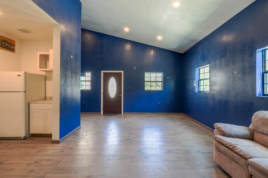 More Photos Of 352247 E 1040, Prague Auto Repair For Lease