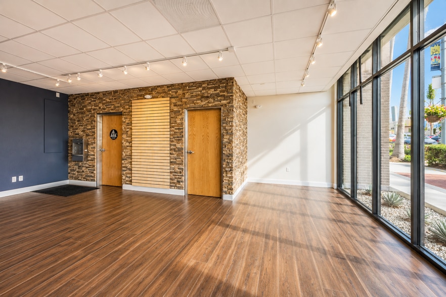 More Photos Of 7606 Girard Ave, La Jolla Apartments For Lease