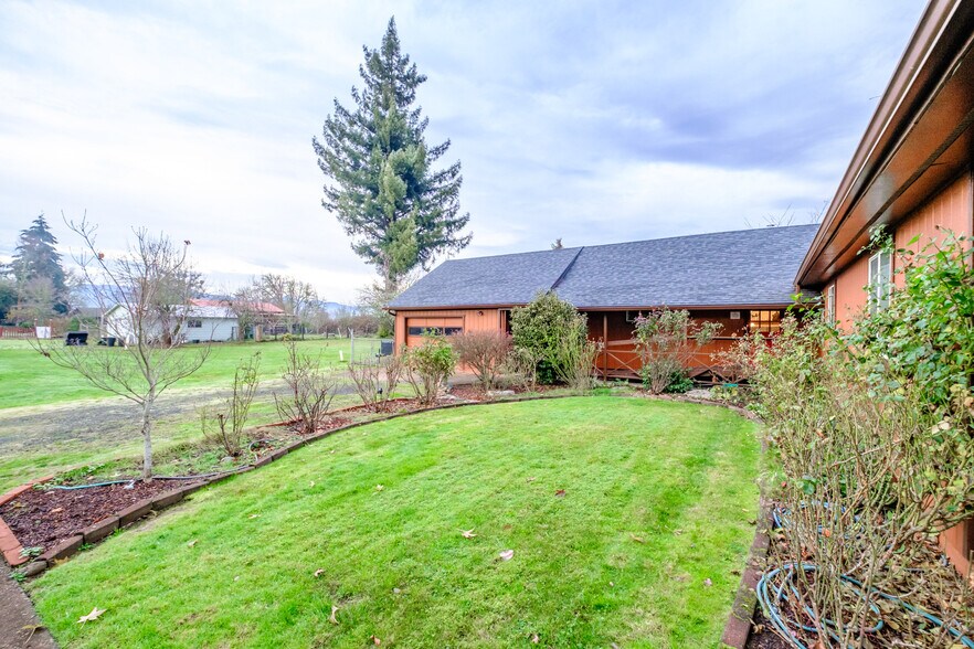 More Photos Of 909 Curry Rd, Roseburg Specialty For Sale