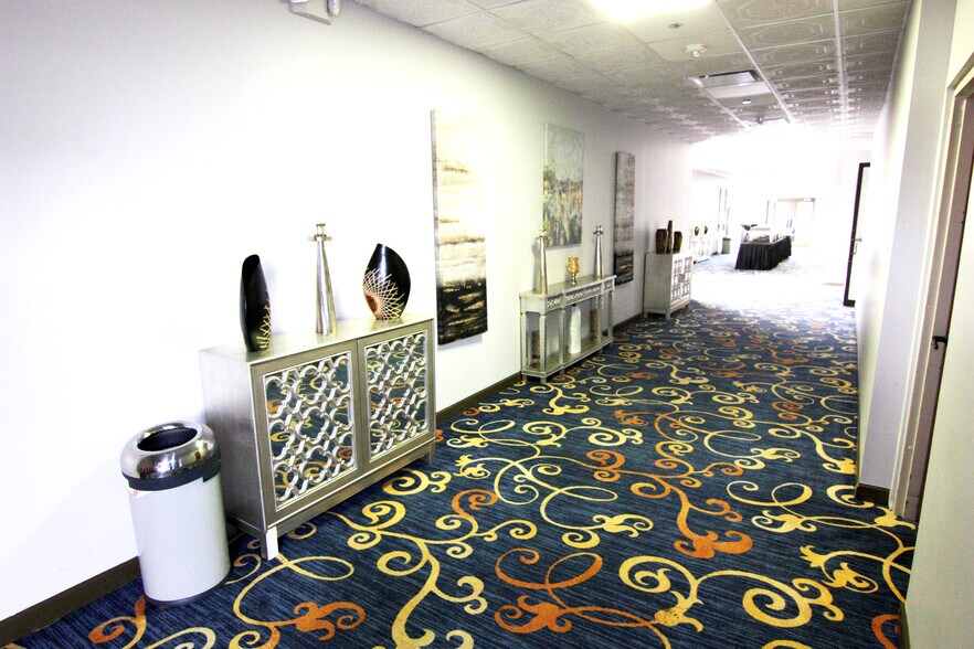 More Photos Of 1300 Irving Park Rd, Streamwood General Retail For Sale