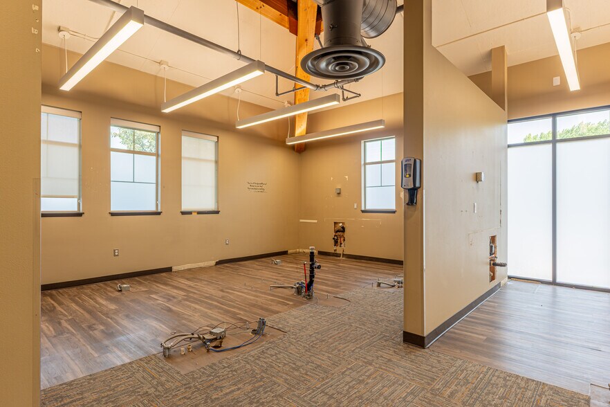 More Photos Of 1095 SE Bishop Blvd, Pullman Office For Sale
