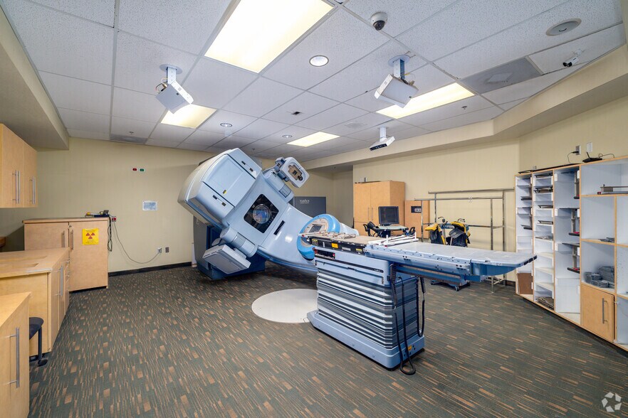 More Photos Of 77840 Flora Rd, Palm Desert Medical For Sale