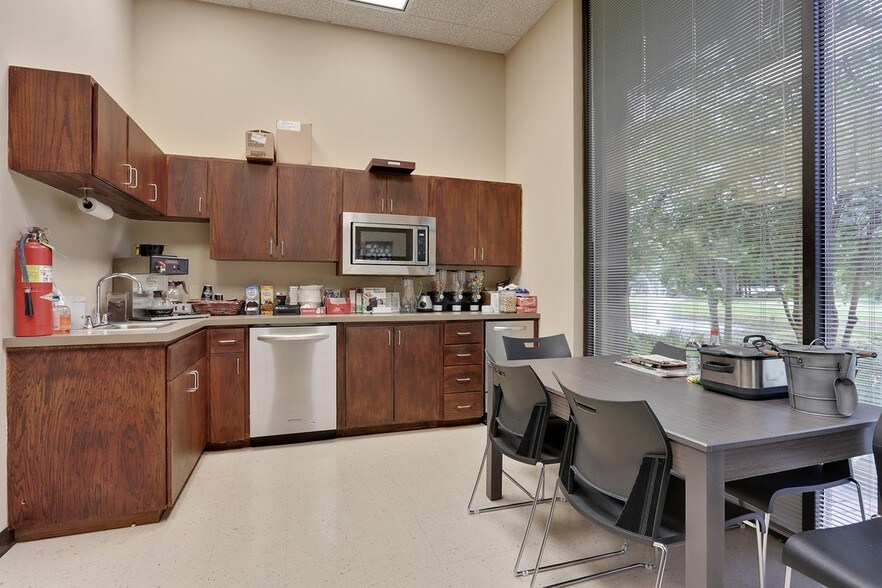More Photos Of 8555 United Plaza Blvd, Baton Rouge Office For Lease