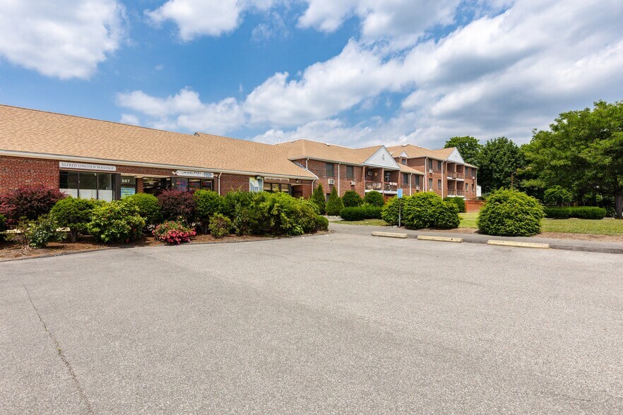 More Photos Of 655 Saw Mill Brook Pky, Newton Storefront Retail Office For Sale