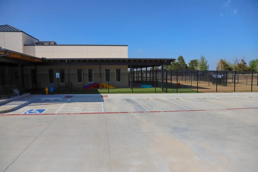 More Photos Of 2020 N Kelly Ave, Edmond Veterinarian Kennel For Sale