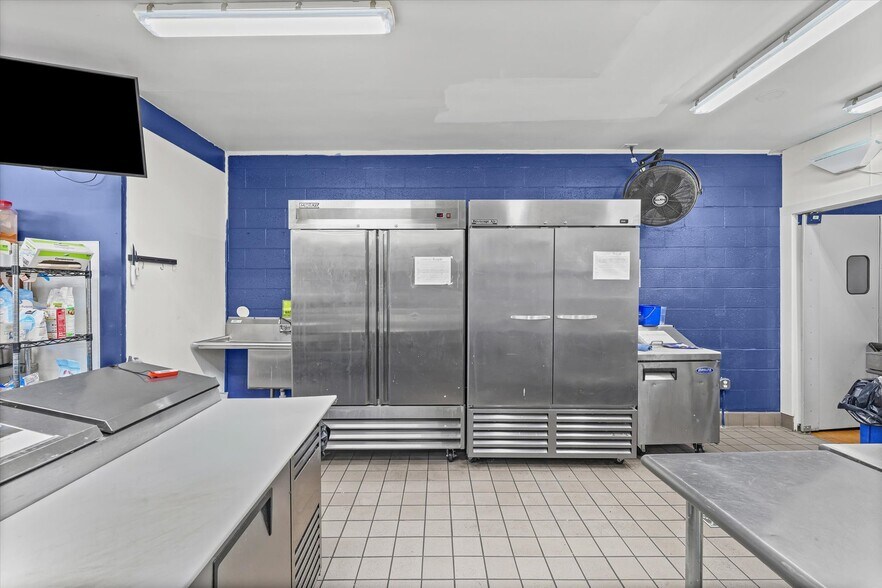 More Photos Of 125 S Market St, Paxton Specialty For Sale