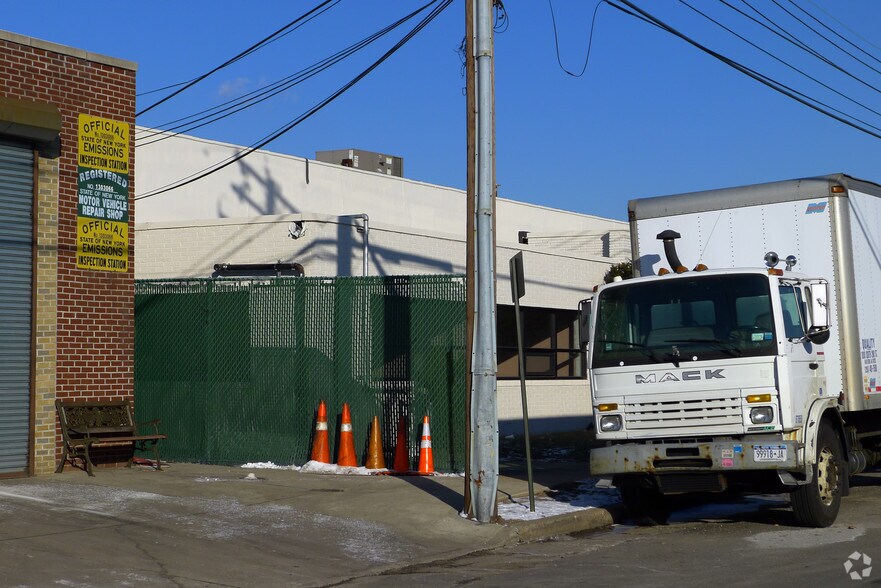 More Photos Of 51 Rushmore St, Westbury Warehouse For Lease