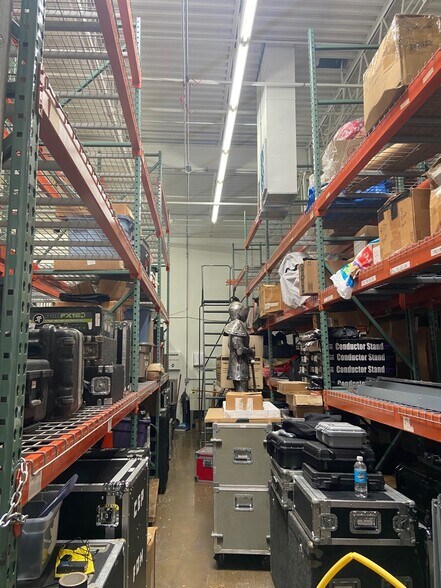 More Photos Of 160-180 Lexington Dr, Buffalo Grove Light Distribution For Lease