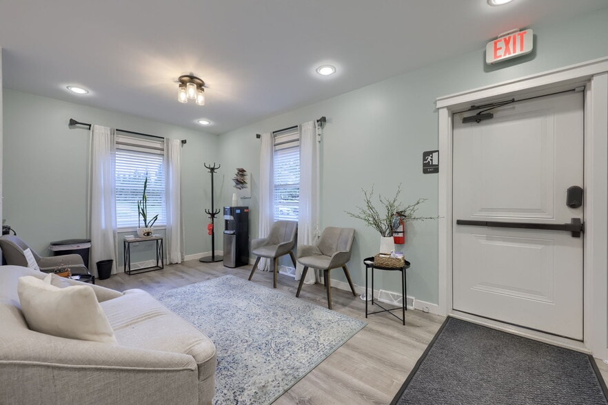 More Photos Of 825 Eden Rd, Lancaster Medical For Sale