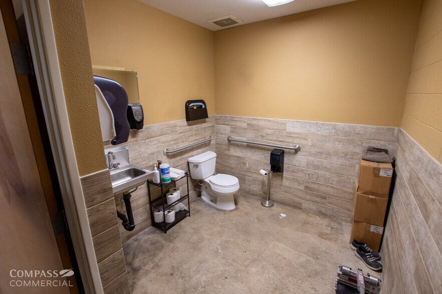 More Photos Of 798 NW 5th St, Redmond Storefront For Lease