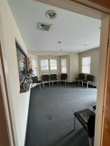 More Photos Of 189-04 Union Tpke, Fresh Meadows Medical For Lease