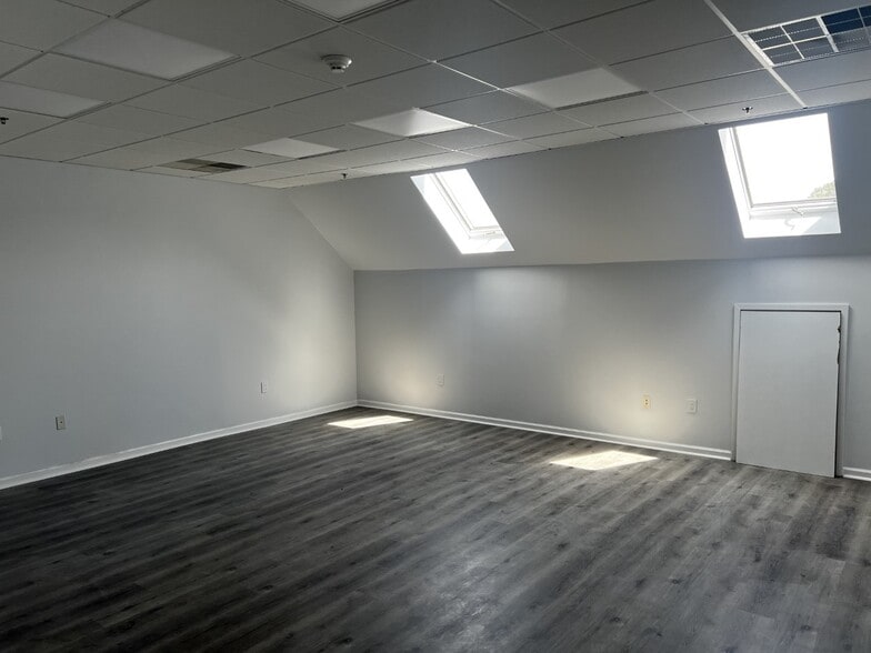 More Photos Of 185 Lincoln St, Hingham Unknown For Lease