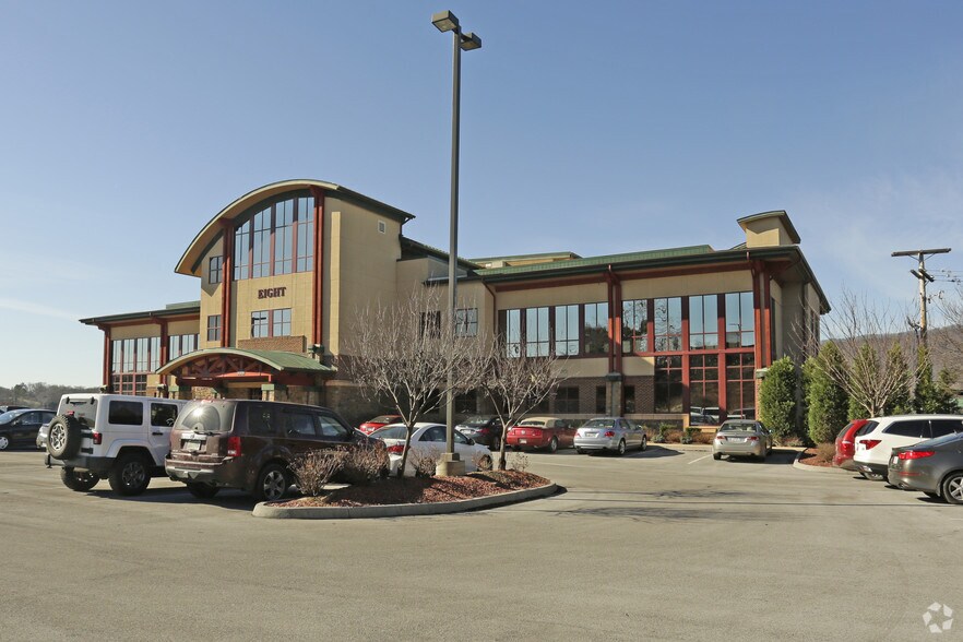 More Photos Of 8 Sheridan Sq, Kingsport Medical For Lease