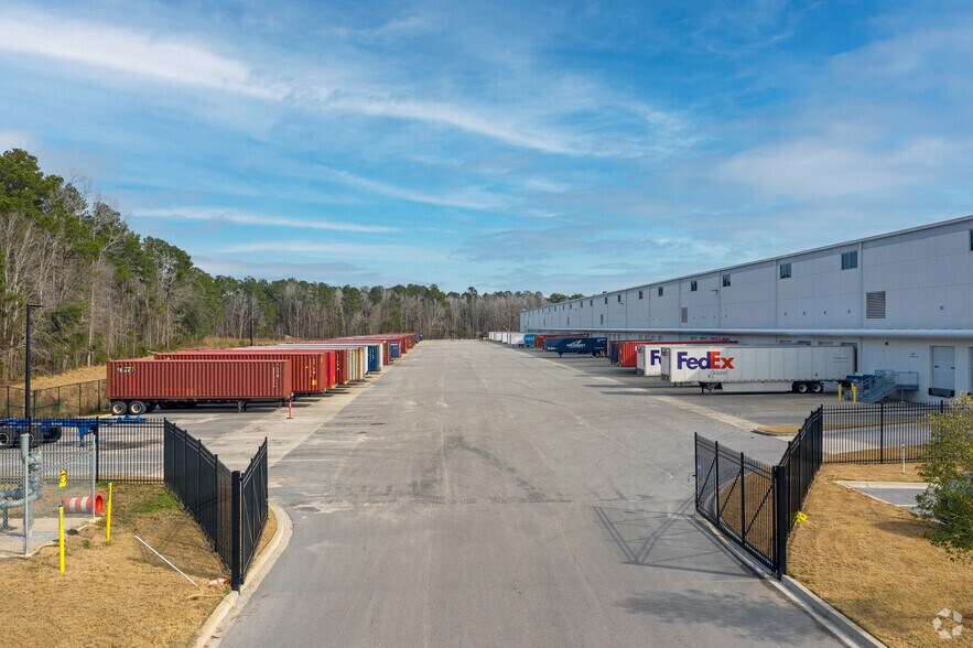 More Photos Of 537 Omni Industrial Blvd, Summerville Warehouse For Lease
