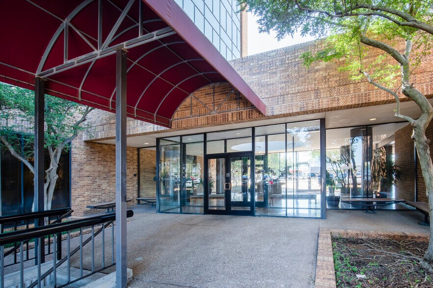 More Photos Of 6707 Brentwood Stair Rd, Fort Worth Office For Sale