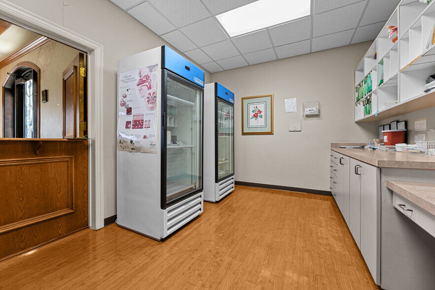 More Photos Of 1115 Kinwest Pky, Irving Medical For Lease