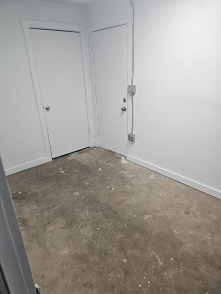 More Photos Of 232 W Napa Ave, Fresno Service For Sale