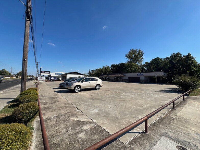 More Photos Of 1800 E Rancier Ave, Killeen Auto Dealership For Sale