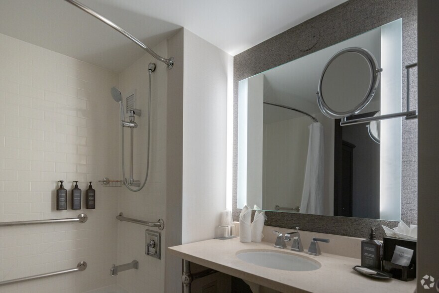 More Photos Of 1110 Willow Rd, Northbrook Hotel For Lease